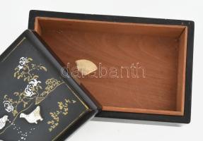 Tyúkot etető öregúr. Antik lakkozott japán fa ékszeres doboz, gyöngyház berakás díszítéssel, kis kop...