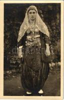 Albániai folklór, Trachtenbild, Albanische Frau / Albanian folklore