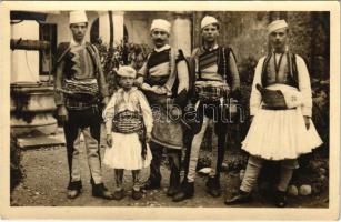 Albaner in Festkleidung / Albanian folklore, Albániai folklór