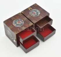 Kínai ékszertartó doboz fiókos. Lakkozott fa, réz veretekkel. Gyöngyház színű festéssel. Két kockába...