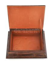 Ékszeres ládika. Fa, plasztikus bőr borítással, kopásokkal 25x20 cm XX. sz eleje, bőr betéttel