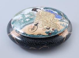 Satsuma bonbonier. Jelzett, kis kopással, d: 13,5 cm