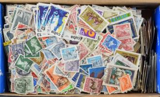 Vegyes külföldi és magyar több ezer bélyegek, dobozban ömlesztve