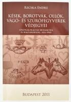 Recska Endre: Kések, borotvák, ollók, vágó- és szúrófegyverek védjegyei. (Osztrák-Magyar Monarchia és Magyarország, 1876-1945). Bp., 2011, FRAMING Bt. Kiadói papírkötés, újszerű állapotban.