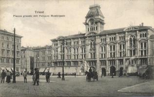 Triest main square with Palazzo Municipale and café (EK)