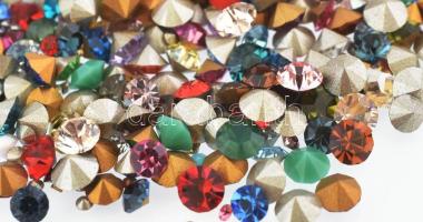 Színes strasszok, brill csiszolással, kb. 500 db
