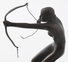 Ismeretlen szobrász: Nyilazó nő. Patinázott bronz, márvány talapzaton. Kopással, íj húrja szakadt, m...