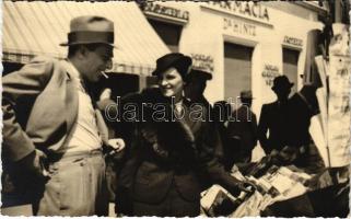 Kolozsvár, Cluj; Boldog Kolozsvár. Előkelő pár válogat az újságosbódénál, Dr. Hintz gyógyszertára / newspaper stand, pharmacy. Foto Belle photo (fl)