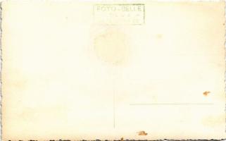 Kolozsvár, Cluj; Boldog Kolozsvár. Előkelő pár válogat az újságosbódénál, Dr. Hintz gyógyszertára / ...