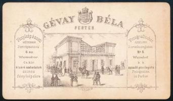 cca 1870 Férfiportré, keményhátú fotó Gévay Béla pesti műterméből, hátoldalon a műterem képével, 10,...