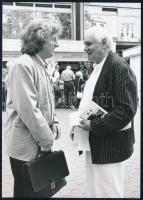 Kútvölgyi Mihály (1944-2023): Esterházy Péter (1950-2016) író és Jancsó Miklós (1921-2014) filmrendező portréfotója, Kútvölgyi Mihály fotóművészeti alkotása, a hátoldalán feliratozva, 15x10 cm.