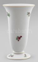 Herend csipkerózsa mintás váza. Lapított vázatest, tagolt talapzatrészen. Jelzett, hibátlan, m: 18 c...
