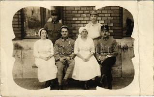 1915 Budapest, sérült osztrák-magyar katonák csoportja nővérekkel, 1915 WWI Austro-Hungarian K.u.K. military, group of injured soldiers with nurses. photo