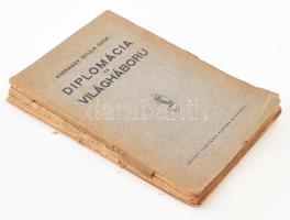 Andrássy Gyula, gróf: Diplomácia és világháború. Bp., [1921], Légrády Testvérek, 253+(1) p. Első kiadás. Kiadói papírkötés, sérült, széteső állapotban, nagyrészt szétvált fűzéssel, a hátsó borító hiányzik. A kötet szerepel az Ideiglenes Nemzeti Kormány által 1945-ben betiltott könyvek listáján.