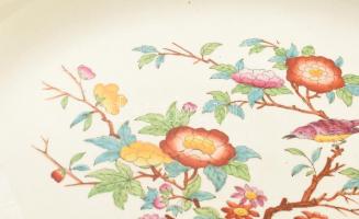 cca 1890/1900, Wedgwood Etruria virágos ágon pihenő madár mintával díszített pecsenyés tál. Jelzett,...