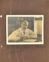 cca 1920 Híres magyar orvosok arcképei, Fotók feliratzott albumlapokon, Rutich Jenő, Frgyes János, Á...
