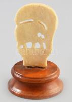 Elefánt az erdőben. Csont faragvány, fa talpon, kopással, m: 6,5 cm