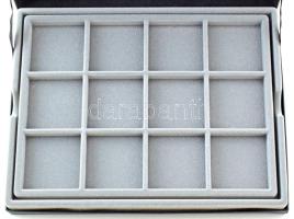 Érmetartó kazetta egy kivehető tálcával, összesen 24db, 50x50mm-es férőhellyel. Használt, de rendkív...