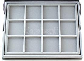 Érmetartó kazetta egy kivehető tálcával, összesen 24db, 50x50mm-es férőhellyel. Használt, de rendkív...