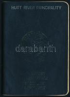1996-2001 Hutt River Principality fényképes útlevele. A Hutt Folyó Hercegségét (1970-2020) 1970-ben alapította Ausztráliában Leonard Casley (1925-2019.) Soha egyetlen ország sem ismerte el az önállóságát. A kis hercegség, pedig I. Leonard halála után meg is szűnt. A Hutt River Principality által kibocsájtott útlevél a legritkábbak közé tartozik. Igazi gyűjtői ritkaság! / Passport of Hutt River Principality.