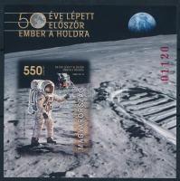 2019 50 éve lépett először ember a Holdra vágott blokk (8.000)