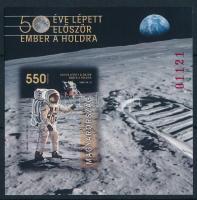 2019 50 éve lépett először ember a Holdra vágott blokk (8.000)