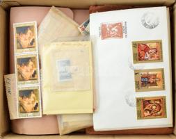 Kis vegyes tétel, benne kb 300 gramm áztatni való magyar és külföldi bélyeg + FDC-k, bélyegzés nélküliek is, illetve egyéb magyar bélyegek tasakokban stb.
