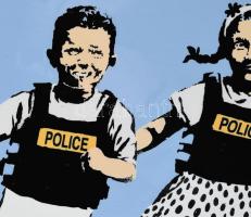 Banksy: Police . Ofszet, - lito papír, jelzett a nyomaton, "POW Printmaking" szárazpecsétt...