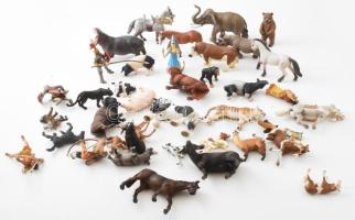 Schleich játék figura gyűjtemény, kb. 40 db kisebb és nagyobb figura. Állatok, emberfigurák, házi és vadállatok, némelyik még címkés.