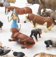 Schleich játék figura gyűjtemény, kb. 40 db kisebb és nagyobb figura. Állatok, emberfigurák, házi és...