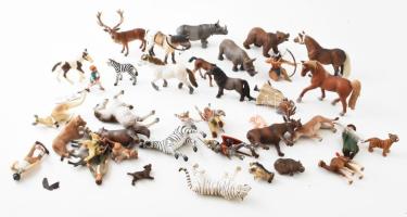 Schleich játék figura gyűjtemény, kb. 40 db kisebb és nagyobb figura. Állatok, emberfigurák, házi és vadállatok, némelyik még címkés.