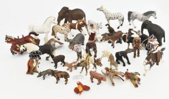 Schleich játék figura gyűjtemény, kb. 40 db kisebb és nagyobb figura. Állatok, emberfigurák, házi és vadállatok, némelyik még címkés.