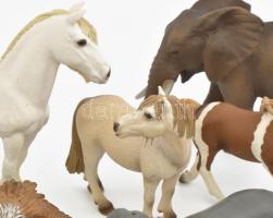 Schleich játék figura gyűjtemény, kb. 40 db kisebb és nagyobb figura. Állatok, emberfigurák, házi és...