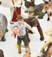 Schleich játék figura gyűjtemény, kb. 40 db kisebb és nagyobb figura. Állatok, emberfigurák, házi és...
