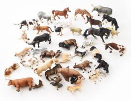 Schleich játék figura gyűjtemény, kb. 40 db kisebb és nagyobb figura. Állatok, emberfigurák, házi és vadállatok, némelyik még címkés.