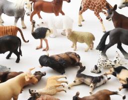 Schleich játék figura gyűjtemény, kb. 40 db kisebb és nagyobb figura. Állatok, emberfigurák, házi és...