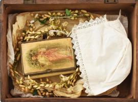 Antik, 1900-1910 körüli kelengye fadoboz érdekes tartalommal: menyaszonyi fejkötő, baba fejkendő, ru...