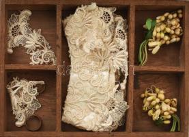 Antik, 1900-1910 körüli kelengye fadoboz érdekes tartalommal: menyaszonyi fejkötő, baba fejkendő, ru...