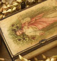 Antik, 1900-1910 körüli kelengye fadoboz érdekes tartalommal: menyaszonyi fejkötő, baba fejkendő, ru...