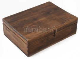 Antik, 1900-1910 körüli kelengye fadoboz érdekes tartalommal: menyaszonyi fejkötő, baba fejkendő, ru...