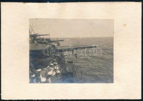 S.M.S. Radetzky oszrák-magyar hadihajón készült eredeti fotó, tengerészek tüzelési gyakorlatot néznek. / Black-and-white original photograph mounted on a piece of white cardboard. Sailors strain to see where the shells fired by S.M.S. Radetzky fall in the sea in what must have been a gunnery exercise. Fine close-up look at one of the secondary nine-inch turrets. / 11.25 cm x 8.50 cm)