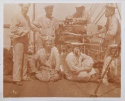 cca 1915 S.M.S. Zrínyi osztrák magyar hadihajó fedélzetén tengerészek csoportképe 10x9 cm / Sepia photograph . A group of seamen pose next to one of S.M.S. Zrínyis 4.1-inch guns. 10x8 cm