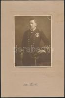 Otto Zeidler sorhajókapitány portréja. Zeidler, aki 1878. augusztus 26-án született Speising-bei-Wienben, és 1961. szeptember 15-én halt meg Bécsben, 1896. szeptember 20-án csatlakozott a hadsereghez. Kadétként az S.M.S. Saida hajón hajózott. Kelet-Afrikába, Kelet-Ázsiába és Ausztráliába 1898-99-ben. Zeidler Ottót 1908. május 1-jén nevezték ki sorhajókapitánynak; 1918. május 1-jén Korvettenkapitän-é léptették elő. A S.M.U-I (1911-13), az U-II (1914-15) és az U-XIV (1915) parancsnoka volt; a háború vége felé a polai tengeralattjáró állomás parancsnoka volt. / Portrait of Linienschiffsleutnant Otto Zeidler. Zeidler, born in Speising-bei-Wien on August 26, 1878, and died in Vienna on September 15, 1961, joined the service on September 20, 1896. As a cadet, he sailed on S.M.S. Saidas voyage to East Africa, East Asia, and Australia in 1898-99.Otto Zeidler was gazetted Linienschiffleutnant on May 1, 1908; on May 1, 1918, he was promoted to Korvettenkapitän. He was in command on S.M.U-I (1911-13), U-II (1914-15), and U-XIV (1915); towards the end of the War he commanded the Pola submarine station. 10 cm x 13.5 cm