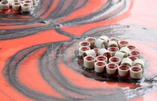 Janáky Viktor (1933-1999): Modernista figurális plakettkép. 1976. Többmázas kerámialap, felületbe má...