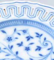 Antik fajansz sütemény kínáló, máz alatti kék festéssel, jelzett (Patent) hibátlan d: 24 cm, m: 19 c...