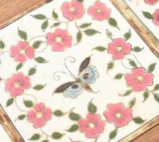 Antik fajansz edény alátét, kézzel festett, jelzés nélkül, mázrepedésekkel, fa keretben, réz fogóval...