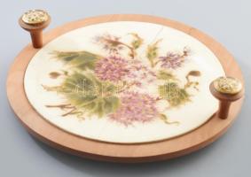 Antik fajansz edény alátét, kézzel festett, jelzés nélkül, repedésekkel, fa keretben festett fajansz fogóval d: 24 cm