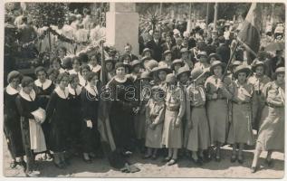 1934 Temesvár, Timisoara; körmenet, cserkészlányok csoportja / procession, group of scout girls. Foto Leonardo photo (fl)