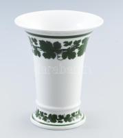 Meissen szőlőlevél mintás váza. 1935, jelzett, kehely formájú vázatest körbefutó szőlőlevél mintával díszítve, hibátlan, m: 13,5 cm