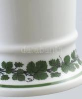 Meissen szőlőlevél mintás váza. 1935, jelzett, kehely formájú vázatest körbefutó szőlőlevél mintával...